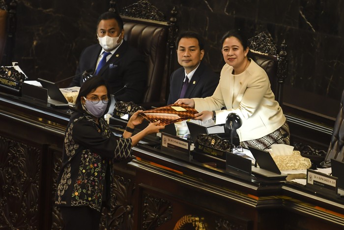 DPR RI menggelar rapat paripurna terkait Perppu Nomor 1 Tahun 2020 atau Perppu Corona. Paripurna DPR setuju Perppu Corona disahkan menjadi undang-undang (UU).