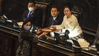 Ketua DPR Puan Maharani (kanan) didampingi Wakil ketua DPR Aziz Syamsuddin (kedua kanan) dan Rachmat Gobel (kiri) menerima dokumen dari Menteri Keuangan Sri Mulyani (kedua kiri) pada Rapat Paripurna masa persidangan III 2019-2020, di Komplek Parlemen, Jakarta, Selasa (12/5/2020).