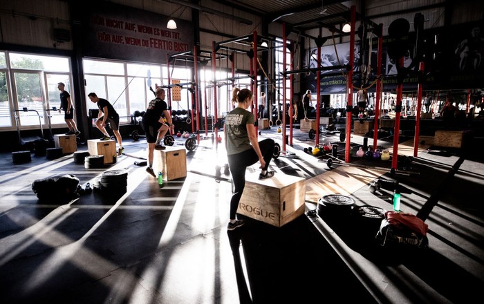 Lockdown Dilonggarkan, Warga Jerman Berolahraga di Tempat Fitness Corona mereda, warga Jerman kini mulai bisa menikmati aktivitas di sarana olahraga yang dibuka pasca pelonggaran kebijakan Lockdown.