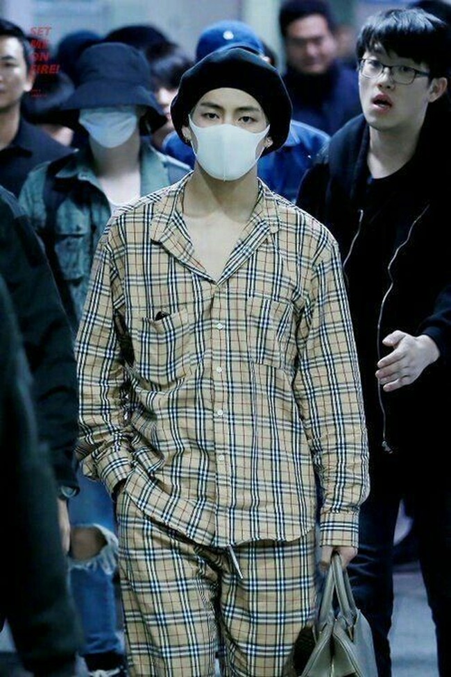 Selama masa PSBB kamu mungkin tidak keluar dari rumah sehingga merasa hanya butuh piyama. Baju Burberry seperti yang dipakai V BTS ini mungkin terlalu mewah buat kamu. Tapi kamu bisa cari yang modelnya mirip untuk terlihat keren.Foto: dok. Fansite
