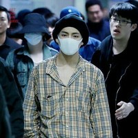 Selama masa PSBB kamu mungkin tidak keluar dari rumah sehingga merasa hanya butuh piyama. Baju Burberry seperti yang dipakai V BTS ini mungkin terlalu mewah buat kamu. Tapi kamu bisa cari yang modelnya mirip untuk terlihat keren.Foto: dok. Fansite