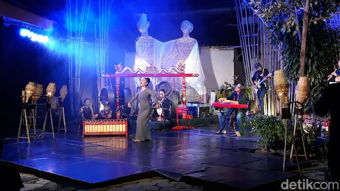 Geladi resik konser Ngrabuk Nyawa di Rumah Banjarsari Solo, Selasa (12/5/2020).