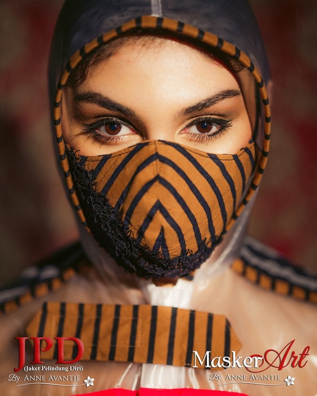 Masker lurik tersebut juga dipermanis dengan sentuhan bahan semacam brokat berwarna hitam yang menimbulkan efek tiga dimensi. Masker art Anne Avantie keunggulannya adalah menggunakan teknik sulam tusuk, katanya. (Foto: Dok. Anne Avantie)