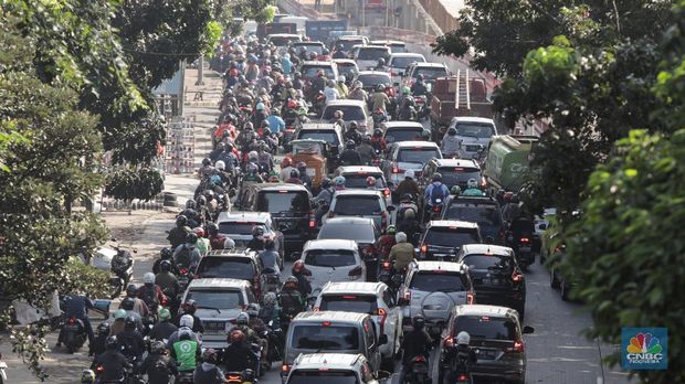 Kepadatan lalu lintas saat PSBB di Jati Padang, Jalarta (CNBC Indonesia/ Andrean Kristianto)