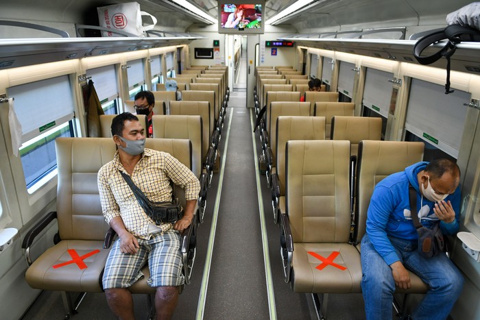 Sejumlah petugas Dinas Perhubungan DKI Jakarta beserta petugas PT Kereta Api Indonesia (KAI) memberi salam pada rangkaian kereta api luar biasa relasi Gambir-Surabaya Pasar Turi lintas selatan yang berangkat di Stasiun Gambir, Jakarta, Selasa (12/5/2020). PT Kereta Api Indonesia (KAI) mengoperasikan kereta api luar biasa (KLB) jarak jauh untuk melayani penumpang yang dikecualikan sesuai aturan pemerintah dengan penerapan protokol pencegahan COVID-19 yang ketat hingga 31 Mei 2020 mendatang. ANTARA FOTO/M Risyal Hidayat/foc.