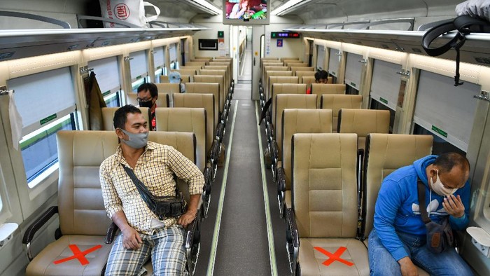 Sejumlah petugas Dinas Perhubungan DKI Jakarta beserta petugas PT Kereta Api Indonesia (KAI) memberi salam pada rangkaian kereta api luar biasa relasi Gambir-Surabaya Pasar Turi lintas selatan yang berangkat di Stasiun Gambir, Jakarta, Selasa (12/5/2020). PT Kereta Api Indonesia (KAI) mengoperasikan kereta api luar biasa (KLB) jarak jauh untuk melayani penumpang yang dikecualikan sesuai aturan pemerintah dengan penerapan protokol pencegahan COVID-19 yang ketat hingga 31 Mei 2020 mendatang. ANTARA FOTO/M Risyal Hidayat/foc.