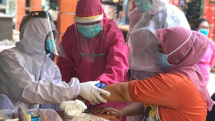 Petugas mengambil sampel darah petugas di Pasar Bunder Sragen, Selasa (12/5/2020).