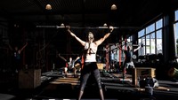 Seorang anggota berlatih selama kelas CrossFit di CrossFit Hiesfeld, di Dinslaken, Jerman.