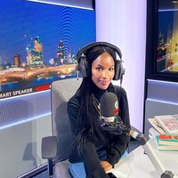 Wanita yang saat ini masih single itu adalah seorang aktris dan presenter di Inggris. Sebelum ke dunia broadcasting, Sarah sempat bekerja sebagai fashion editor di majalah 1883.  Foto: dok. Instagram @sarah.mulindwa