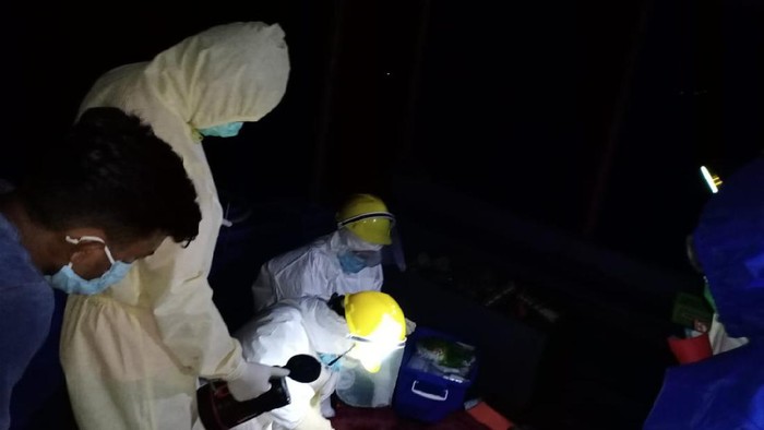 Menghidari penyebaran virus Corona (COVID-19), para ABK KM Dobo Makmur dievakuasi dengan protap COVID-19 (dok. Istimewa).