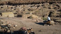 Mereka membangun tempat tinggal di tengah-tengah gunung dan juga di dalam tanah-tanah gua karena kondisi cuaca. Jika musim panas mereka akan tinggal di rumah dengan atap jerami yang melindungi mereka dari panas. Sedangkan ketika musim dingin penduduk akan masuk ke dalam gua-gua yang mereka bangun.