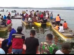 Video Pesawat Kargo Jatuh di Danau Sentani, Puing Berserakan
