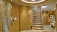 Ini adalah foyer utama yang memisahkan kamar tidur utama dengan bagian jet lainnya. Tangga mengarah ke lantai atas pesawat. Istimewa/Dok. Boredpanda/albertopinto.