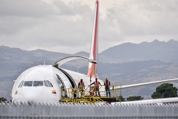 Maskapai tertua kedua di dunia, Avianca, baru mengajukan status bangkrut akibat pandemi virus corona. Maskapai asal Colombia ini mengajukan kebangkrutan agar bisa melindungi dan menjaga operasi selama pandemi masih berlangsung. Maskapai tertua kedua di dunia, Avianca, baru mengajukan status bangkrut akibat pandemi virus corona. Maskapai asal Colombia ini mengajukan kebangkrutan agar bisa melindungi dan menjaga operasi selama pandemi masih berlangsung.