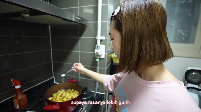 Orang Korea masak makanan Indonesia