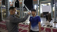 Dilansir di Shafaaq News, Senin (11/5), ketika beribadah, mereka diharuskan tetap menjaga jarak sosial sesuai dengan arahan dan instruksi dari Kementerian Kesehatan. Yunus Keles/Anadolu Agency via Getty Images  