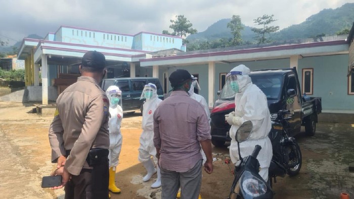 Tim Medis Jemput Ibu Positif Corona di Bogor yang Berobat ke Dukun