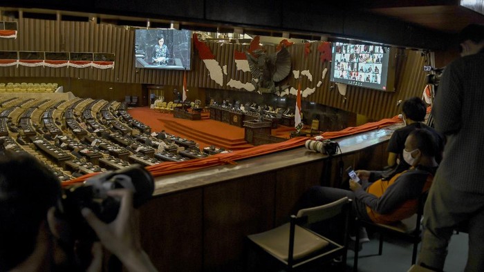 DPR RI menggelar rapat paripurna terkait Perppu Nomor 1 Tahun 2020 atau Perppu Corona. Paripurna DPR setuju Perppu Corona disahkan menjadi undang-undang (UU).
