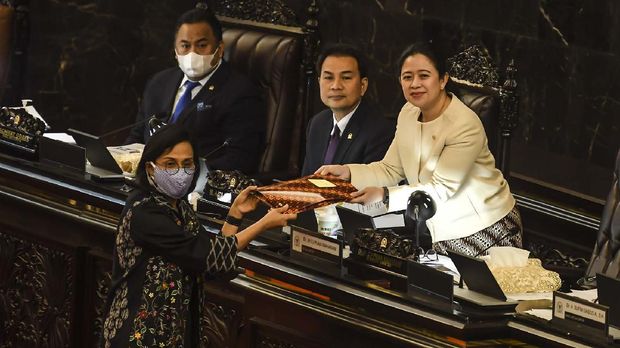 DPR President Puan Maharani (right), accompanied by DPR Vice President Aziz Syamsuddin (second right) and Rachmat Gobel (left) received documents from Finance Minister Sri Mulyani (second left) at the Plenary Session for the Third session of 2019-2020, at the Parliament Complex, Jakarta, Tuesday (12/05/2020). At the plenary meeting, the Government delivered an agenda on the Macroeconomic Framework and Fiscal Policy Principles (KEM and PPKF) RAPBN TA 2021 and the decision making on Perppu Number 1 of 2020 or Perppu Corona became Law. BETWEEN PHOTOS / Muhammad Adimaja / cell.