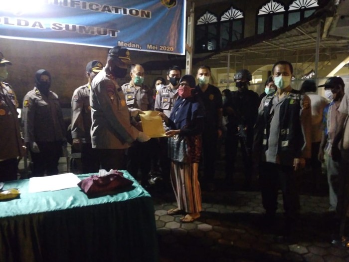 Kapolda Sumut Irjen Martuani Sormin menyerahkan jenazah korban tewas kebakaran kapal(Datuk Haris Molana-detikcom)