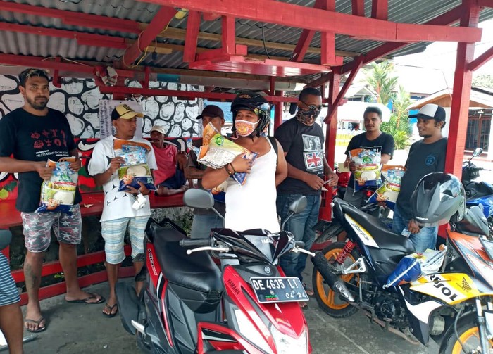 Tukang Becak-Sopir Ojek dan Warga Terdampak COVID-19 Terima Bantuan Berbagai upaya terus dilakukan Partai Demokrat untuk memutus mata rantai penyebaran Virus Corona. Disisi lain untuk membantu pemerintah dalam mengatasi Pandemi COVID-19 yang dampaknya terasa bagi masyarakat menengah kebawah.