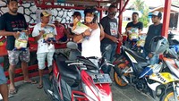 Untuk membantu pemerintah dalam meringankan beban masyarakat yang terdampak Pandemi COVID-19, kader Partai Demokrat asal Kota Ambon, Maluku Michael Wattimena juga turut mendistribusikan paket bingkisan untuk masyarakat di Kota Ambon, Maluku. dok. Partai Demokrat