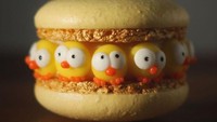 Macaron kuning ini memiliki bentuk yang lucu. Krim di dalam macaron tersebut dibentuk menyerupai anak ayam yang menggemaskan. Foto: Instagram @kims_bachstuebli