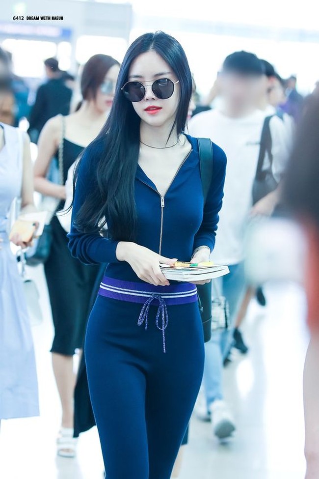 Naeun A-PINK terlihat seksi sekaligus sporty dengan setelan trainer pas badan ini. Kamu yang ingin tetap nyaman bergerak selama #DiRumahAja juga bisa menerapkan busana serupa.Foto: dok. Fansite