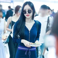Naeun A-PINK terlihat seksi sekaligus sporty dengan setelan trainer pas badan ini. Kamu yang ingin tetap nyaman bergerak selama #DiRumahAja juga bisa menerapkan busana serupa.Foto: dok. Fansite
