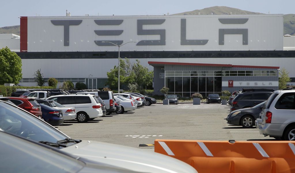CEO Tesla Elon Musk melanggar aturan lockdown dengan membuka kembali pabrik Tesla di Fremont, California, AS. Area parkir pabrik Tesla yang penuh dengan mobil baru.