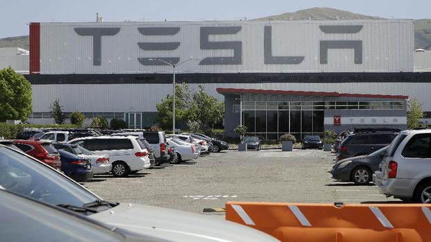 CEO Tesla Elon Musk melanggar aturan lockdown dengan membuka kembali pabrik Tesla di Fremont, California, AS. Area parkir pabrik Tesla yang penuh dengan mobil baru.