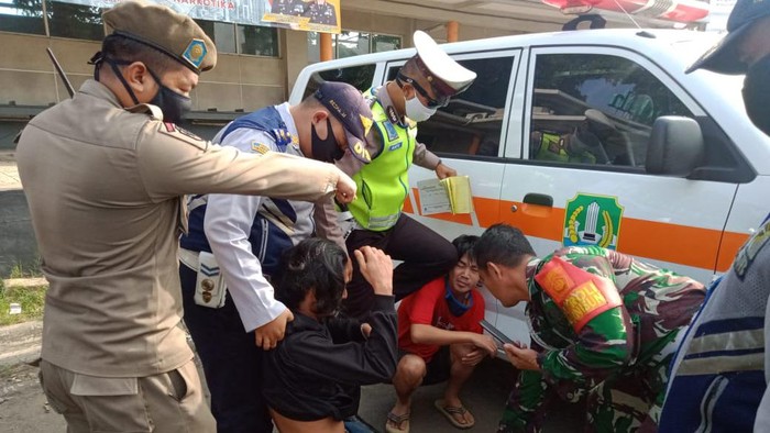Disetop di Pos PSBB karena Boncengan Motor, 2 Pria Bekasi Kedapatan Bawa Sabu