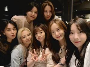 Gaya Personel SNSD Saat Kondangan ke Pernikahan Manajer, Simpel Banget!