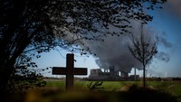 Dibanding dengan penyebab lain kematian dini, polusi udara di seluruh dunia membunuh 19 kali lebih banyak orang orang setiap tahun dari pada malaria, 9 kali lebih banyak dari HIV/AIDS dan 3 kali lebih banyak dari alkohol. Lukas Schulze/Getty Images