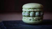 Berwarna hijau muda yang pucat, kreasi macaron satu ini tak kalah artistik. Namun tak begitu jelas bentuk apa yang dibuat oleh Kim Delia. Foto: Instagram @kims_bachstuebli