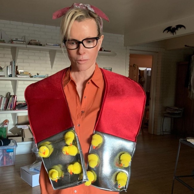 Boleh dibilang Ireland jarang sekali mengunggah foto ayah dan ibunya di Instagram. Ia hanya menampilkan foto orangtuanya di momen spesial saja seperti saat ibunya berulang tahun ke-66 pada 8 Desember lalu. (Foto: Instagram/@irelandbasingerbaldwin)