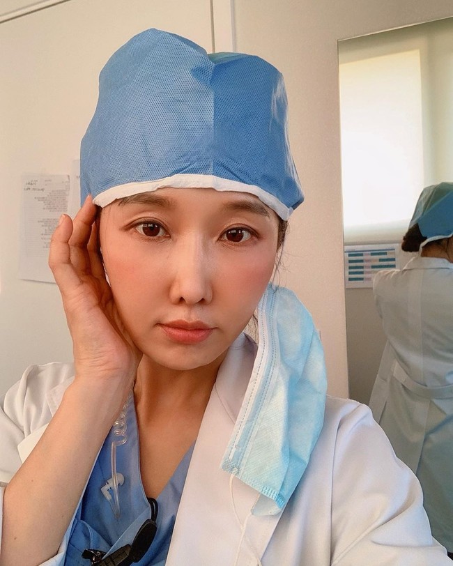 Lee Su Jin, seorang dokter gigi berusia 51 tahun dari Korea Selatan telah mengumpulkan banyak pengikut online di media sosial karena penampilannya yang sangat muda. Foto: Instagram @sjeuro