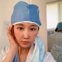 Lee Su Jin, seorang dokter gigi berusia 51 tahun dari Korea Selatan telah mengumpulkan banyak pengikut online di media sosial karena penampilannya yang sangat muda. Foto: Instagram @sjeuro