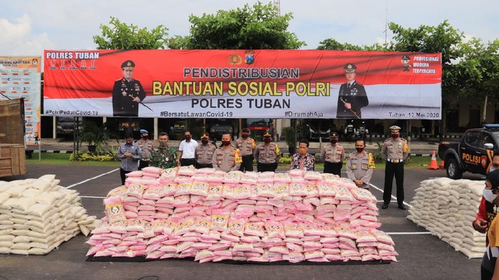 Polres tuban distribusikan beras ke warga
