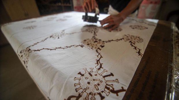 Sejumlah perajin asal Bandung berkreasi dengan memproduksi motif batik Virus Corona. Motif itu digambarkan pada kain yang akan dijadikan baju atau masker wajah.