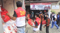 Sejumlah relawan Gugus Tugas Nasional Task Force Kemanusiaan COVID-19 MPN Pemuda Pancasila bergotong royong mengangkut sembako bersama Perhimpunan Indonesia Tionghoa (INTI). Istimewa/Dok Pemuda Pancasila.