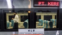 Untuk dapat membeli tiket tersebut, calon penumpang diharuskan melengkapi persyaratan sesuai Surat Edaran Gugus Tugas COVID-19. Persyaratan tersebut di antaranya menunjukkan surat hasil tes negatif COVID-19, surat tugas dari perusahaan, KTP atau tanda pengenal lainnya yang sah, serta dokumen pendukung lainnya sesuai peraturan. ANTARA FOTO/M Agung Rajasa