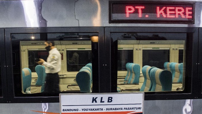 Penumpang membeli tiket Kereta Api Luar Biasa (KLB) jurusan Bandung - Surabaya Pasar Turi di Stasiun Bandung, Jawa Barat, Selasa (12/5/2020). PT Kereta Api Indonesia (Persero) mengoperasikan enam perjalanan KLB pada 12-31 Mei 2020 dan masyarakat yang diperbolehkan menggunakan KLB hanya yang memenuhi syarat diantaranya pekerja di penanganan COVID-19, pertahanan, keamanan, kesehatan, kebutuhan dasar, fungsi ekonomi penting, perjalanan darurat pasien atau orang yang memiliki keluarga inti sakit keras atau meninggal dan repatriasi. ANTARA FOTO/M Agung Rajasa/foc.