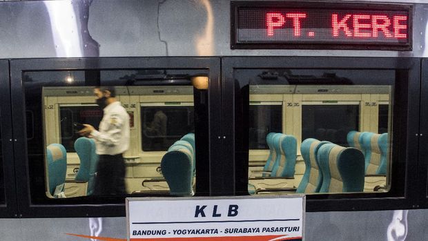 Penumpang membeli tiket Kereta Api Luar Biasa (KLB) jurusan Bandung - Surabaya Pasar Turi di Stasiun Bandung, Jawa Barat, Selasa (12/5/2020). PT Kereta Api Indonesia (Persero) mengoperasikan enam perjalanan KLB pada 12-31 Mei 2020 dan masyarakat yang diperbolehkan menggunakan KLB hanya yang memenuhi syarat diantaranya pekerja di penanganan COVID-19, pertahanan, keamanan, kesehatan, kebutuhan dasar, fungsi ekonomi penting, perjalanan darurat pasien atau orang yang memiliki keluarga inti sakit keras atau meninggal dan repatriasi. ANTARA FOTO/M Agung Rajasa/foc.