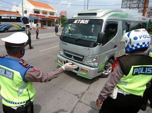 Tiga Mobil Travel Gelap Terjaring Penyekatan di Purwakarta