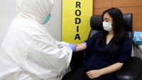Pemeriksaan rapid test mendeteksi antibodi IgM dan IgG dari SARS-CoV-2 menggunakan sampel darah. Sedangkan, pemeriksaan SARS-CoV-2 RNA (PCR) menggunakan sampel swab nasofaring dan orofaring pasien. dok. Prodia