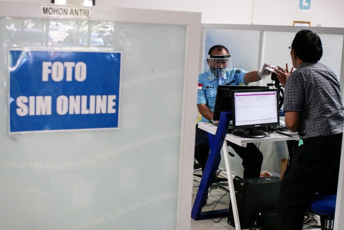 Peserta mengikuti ujian teori Surat Izin Mengemudi (SIM) di Satuan Penyelenggara Administrasi (Satpas) SIM Daan Mogot, Jakarta, Selasa (12/5/2020). Kepala Seksi SIM Direktorat Lalu Lintas Polda Metro Jaya Komisaris Polisi Lalu Hedwin memperkirakan semasa pandemi COVID-19 aktivitas pembuatan SIM mengalami penurunan mencapai 75 persen dari hari biasa. ANTARA FOTO/Rivan Awal Lingga/foc.