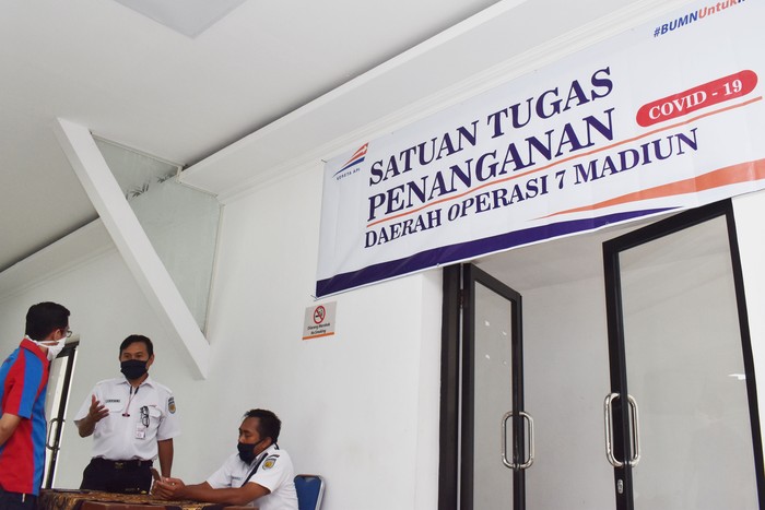 Petugas beraktivitas di ruang pemeriksaan kesehatan yang dipersiapkan untuk memeriksa kondisi kesehatan calon penumpang Kereta Api Luar Biasa (KLB) di Stasiun Kereta Api Madiun, Jawa Timur, Senin (11/5/2020). PT  Kereta Api Indonesia (KAI) rencananya mengoperasikan enam perjalanan KLB untuk masyarakat yang dikecualikan sesuai aturan pemerintah dengan menerapkan protokol pencegahan COVID -19 mulai 12 hingga 31 Mei 2020, dan Stasiun KA Madiun merupakan salah satu dari beberapa stasiun KA untuk menaikkan dan menurunkan penumpang KLB tersebut. ANTARA FOTO/Siswowidodo/hp.