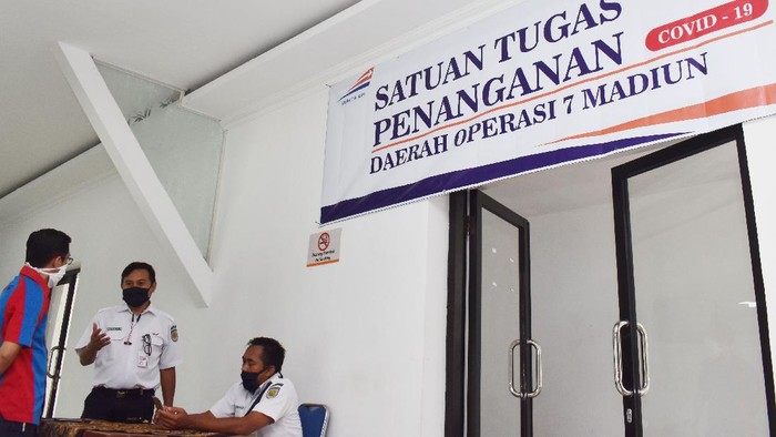Petugas beraktivitas di ruang pemeriksaan kesehatan yang dipersiapkan untuk memeriksa kondisi kesehatan calon penumpang Kereta Api Luar Biasa (KLB) di Stasiun Kereta Api Madiun, Jawa Timur, Senin (11/5/2020). PT  Kereta Api Indonesia (KAI) rencananya mengoperasikan enam perjalanan KLB untuk masyarakat yang dikecualikan sesuai aturan pemerintah dengan menerapkan protokol pencegahan COVID -19 mulai 12 hingga 31 Mei 2020, dan Stasiun KA Madiun merupakan salah satu dari beberapa stasiun KA untuk menaikkan dan menurunkan penumpang KLB tersebut. ANTARA FOTO/Siswowidodo/hp.
