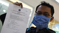 Calon penumpang menunjukkan surat Gugus Tugas COVID-19 sebelum menaiki kereta api luar biasa relasi Gambir-Surabaya Pasar Turi lintas selatan di Stasiun Gambir, Jakarta, Selasa (12/5/2020). ANTARA FOTO/M Risyal Hidayat